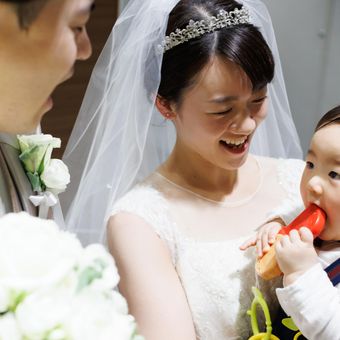 温かな眼差しでお子さまを見守る新郎新婦