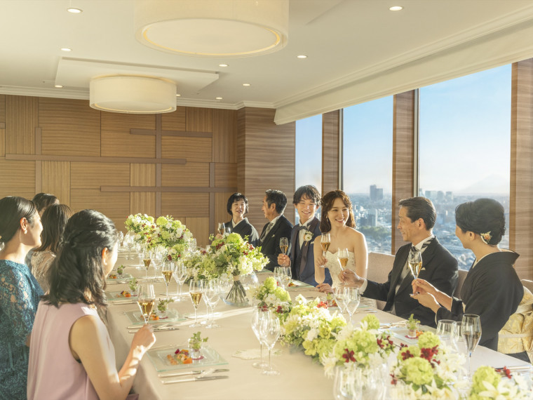 ロケーション抜群の会場で家族と美食を楽しむ少人数の結婚式を