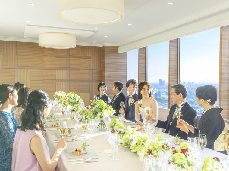 最上階のパノラマが広がる会場で家族と美食を楽しむ少人数結婚式
