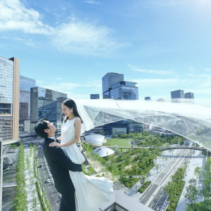 利便性も品格も整う、新しい大阪の象徴「グラングリーン大阪」唯一の結婚式場。都会と緑が織りなす美しいコントラストでゲストを魅了します。|ザ ジャクソン ガーデンの写真(54125586)