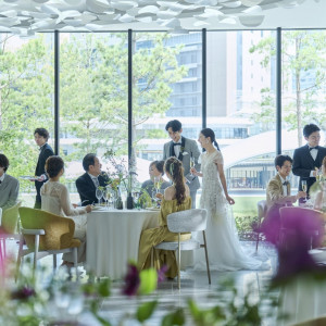 自然光差し込むリラックする出来る空間で、大切な人と祝福を分かち合う、穏やかで美しいひととき。|ザ ジャクソン ガーデンの写真(54125421)