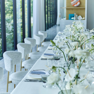 白を基調とした上質なコーディネートは落ち着いた雰囲気を演出|ザ ジャクソン ガーデンの写真(54809231)