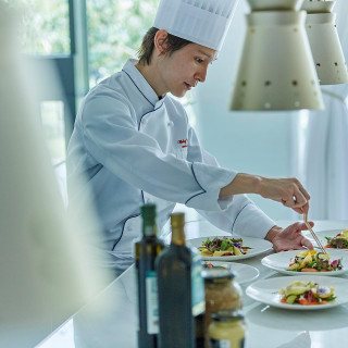 オープンキッチンで作り上げるシェフのパフォーマンスも好評。出来立ての料理をお楽しみ下さい。