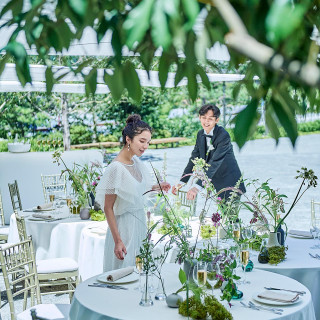 ドリンクを片手にパーティやこだわりのブッフェなど、おふたりらしい自由度の高い演出を実現