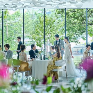 【披露宴会場】陽光・圧巻の景観に包まれた緑の特等席で一棟貸切ウエディング