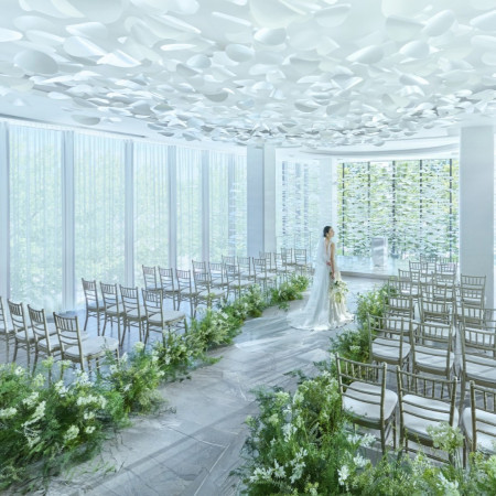 自然光差し込む空間と大理石のバージンロード。品が漂う誓いの瞬間を。
