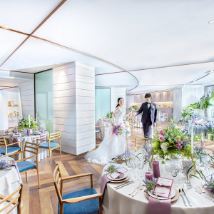 テラス付きパーティ会場は開放感ある空間|MARINE TOWER WEDDING（マリンタワー ウエディング）の写真(54269801)