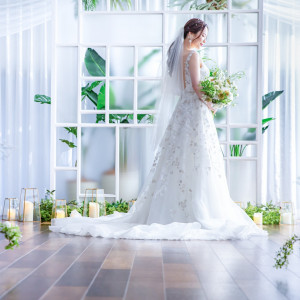 【チャペル】白とウッドを基調としたナチュラルチャペル|MARINE TOWER WEDDING（マリンタワー ウエディング）の写真(54269605)