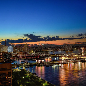 みなとみらいを一望し、横浜の空×海×緑を360°見渡してのセレモニーはゲストにとっても初めての体験|MARINE TOWER WEDDING（マリンタワー ウエディング）の写真(58061943)