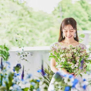 天井まで続く大きな窓からは緑を望む|MARINE TOWER WEDDING（マリンタワー ウエディング）の写真(54269424)