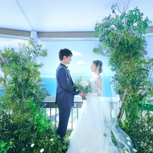 招かれたゲストもワクワクするはず！展望フロアを貸切りにした挙式|MARINE TOWER WEDDING（マリンタワー ウエディング）の写真(54269803)