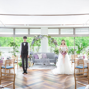 天井まで続く大きな窓からは緑を望み、自然を感じながらのパーティが叶う|MARINE TOWER WEDDING（マリンタワー ウエディング）の写真(54269799)