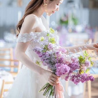 厳選された一着一着が、あなたの物語を待っています。本質的な美しさを追求した空間。