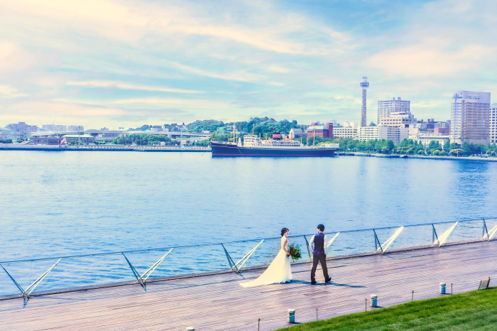 港を行き交う船や ベイブリッジ、 横浜マリンタワーを背景にした前撮りで、横浜らしい1枚を。