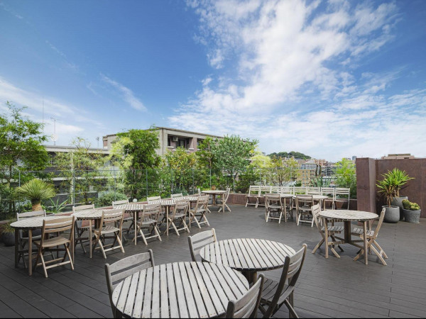 緑に囲まれたルーフトップテラス