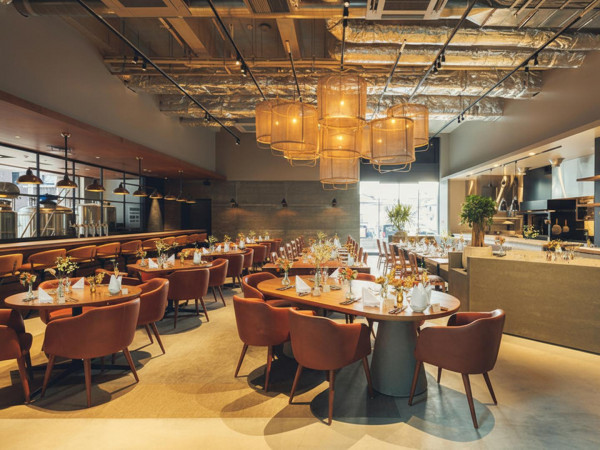 木の温かみと洗練されたシックな空間