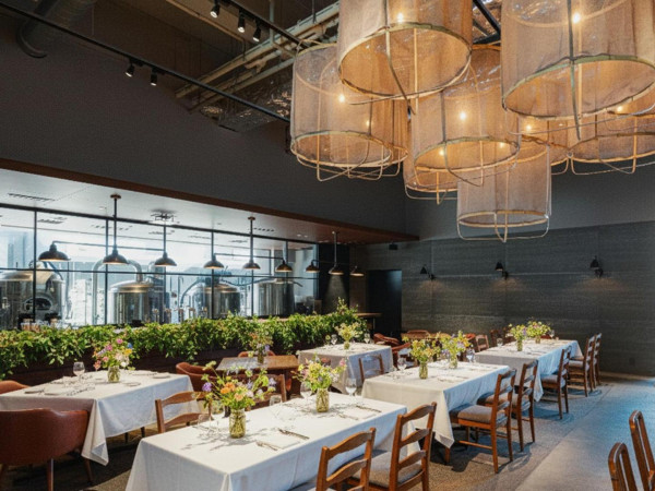 木の温かみと洗練されたシックな空間