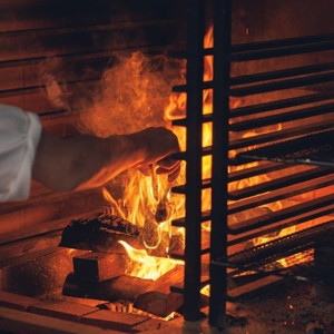 薪火は素材そのものの味をひきだす調理方法であり、水分を含む薪のおかげで肉のジューシーさを失わない点が特徴です|Kubelto｜クベルトの写真(56097584)