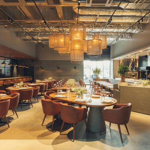 木の温かみと洗練された空間でアットホームなウエディング