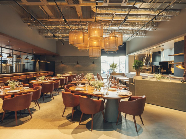 木の温かみと洗練された空間でアットホームなウエディング