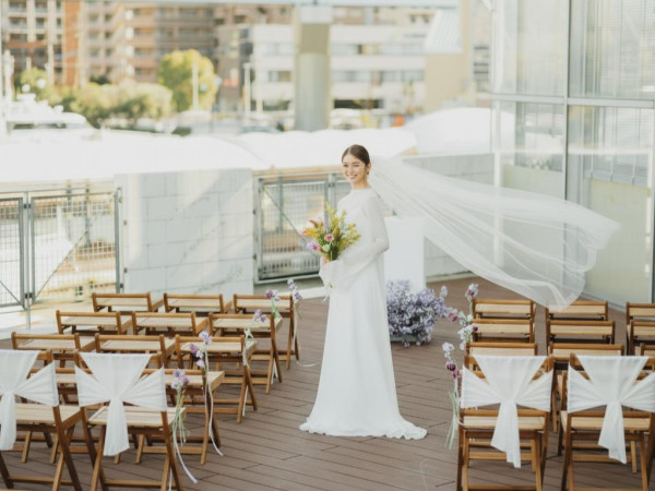 オープンテラスでの挙式で湾岸沿いならではの時間と空間