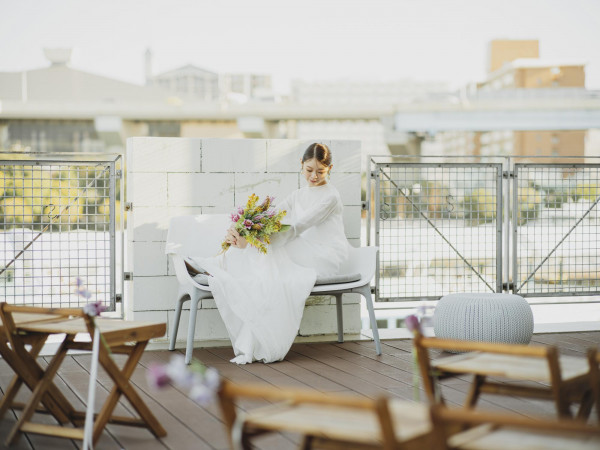 オープンテラスでの挙式で湾岸沿いならではの時間と空間