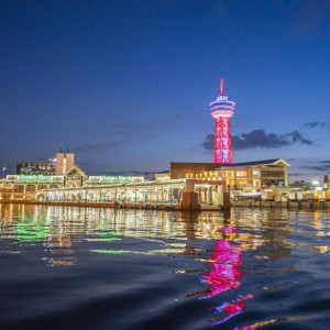 夜景が反射した水面に漂う天然のイルミネーションが美しい|Restaurant Sola｜レストラン ソラの写真(55714113)