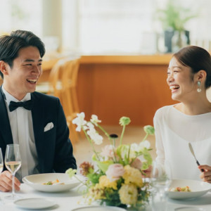 テーブルを囲んで大切なゲストと共に特別な時間を分かち合いたいおふたりに合わせたセレモニーを|Restaurant Sola|レストラン ソラの写真(55713527)