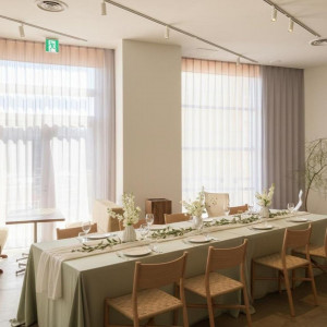 統一感をもたせた落ち着いたコーデでゆっくりと過ごせる空間を演出|Restaurant Sola｜レストラン ソラの写真(55714201)