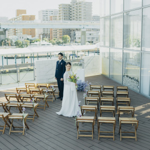 爽やかな潮風が吹き抜けるオープンテラスでは人前式、キリスト教式も可能。上品さの中に居心地の良さを。|Restaurant Sola｜レストラン ソラの写真(54764819)