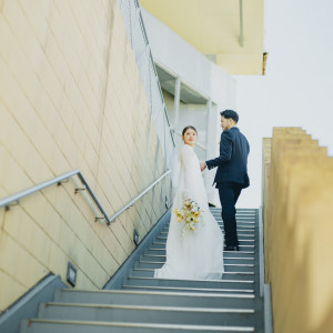 階段でのウェディングフォトでここでしか臨めない景色がふたりの晴れの日を彩ります。|Restaurant Sola｜レストラン ソラの写真(54764825)