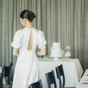 清らかな白を基調とし、後ろ姿の美しさまでも引き立てる上品なデザイン|Restaurant Sola｜レストラン ソラの写真(54594387)