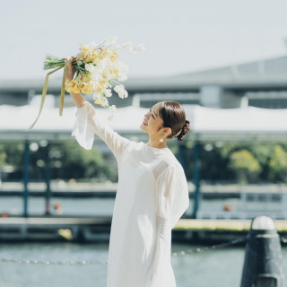潮風に揺れるスリーブの華やかなスタイルは花嫁の仕草を優雅に見せます