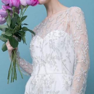 インドビジューの美しさが引き立つ一着。