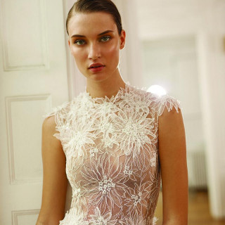 花びら1枚1枚が繊細にデザインされたボディにシルクジョーゼットのスカートを合わせて。