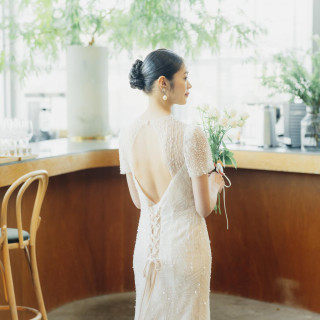 大胆に開いたバックスタイルは凛と立つ花嫁姿をより優美な印象に演出