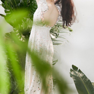 ボタニカルカラーの美しい色彩が魅力のドレス