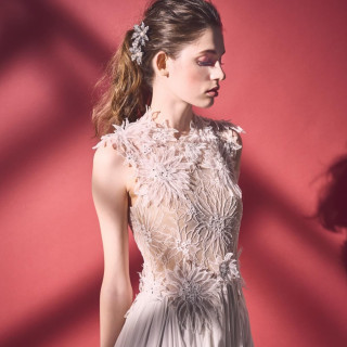 繊細な刺繍の花々が散りばめられたドレスは上品な印象に