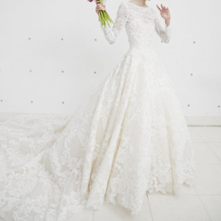 全身を覆う繊細で美しいレースが特徴的で、上品な透け感と豪華さを演出。秋冬シーズンにおすすめ