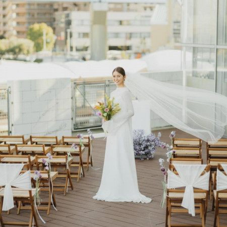 吹き抜ける潮風が二人の新たな門出を祝福