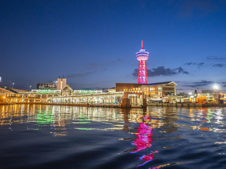 博多ふ頭の湾岸沿いのロケーション＊夜は海に寄り添う夜景も