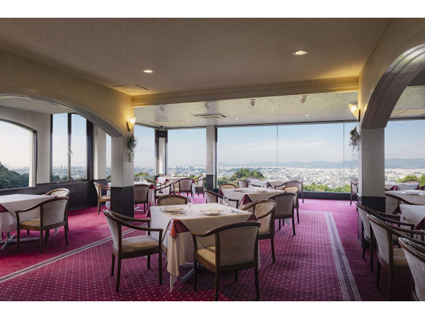 パノラマ景色が広がるウェディングスペース