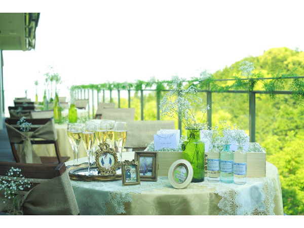 木々に囲まれた天然芝のガーデン