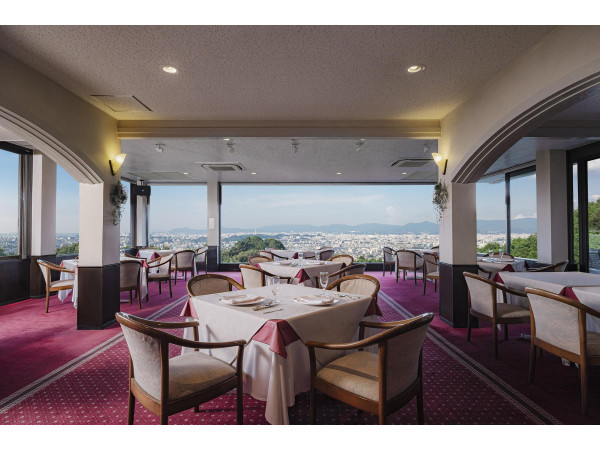 パノラマ景色が広がるウェディングスペース