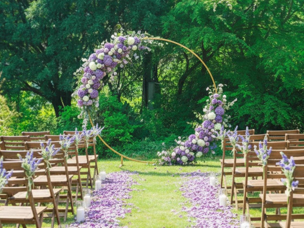 木々に囲まれた天然芝のガーデン