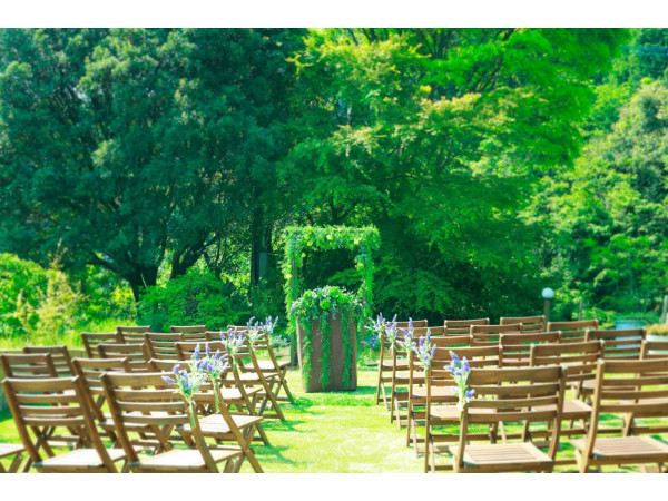 木々に囲まれた天然芝のガーデン