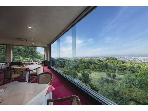 パノラマ景色が広がるウェディングスペース