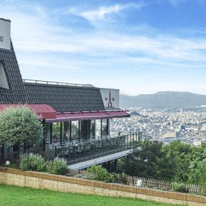 MORIは緑に囲まれた山道を進んだ先に突如景色が開ける、特別な場所に佇んでいます。|レストランMORIの写真(56126155)