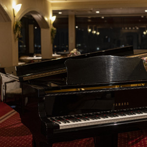 グランドピアノの生演奏も人気の演出のひとつ|レストランMORIの写真(54728103)