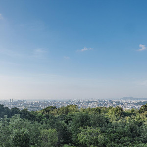レストランMORIのガーデンは、福岡市街を見下ろす油山の中腹に位置し、豊かな自然と絶景を独占できる、開放的なウェディング空間|レストランMORIの写真(56356290)